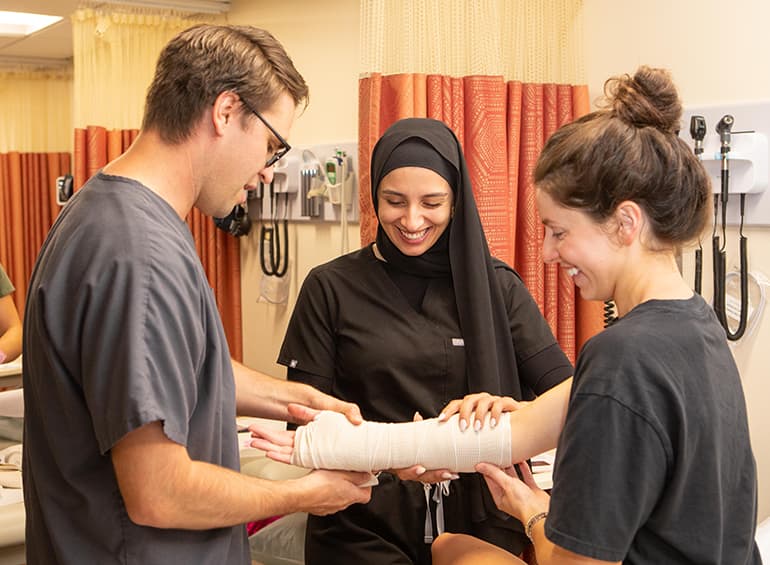 PA students practice splinting